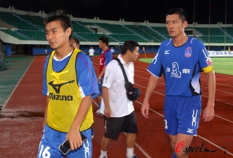 记者晒视频：钟义浩现场观看海牛比赛，海牛进球后他兴奋鼓掌（记者发视频：钟义浩现身观战海牛，球队破门他激动鼓掌）