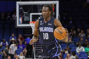 德转33岁+球员身价前10：萨拉赫4500万第1，梅西第7，C罗第9（德转公布33岁以上球员身价前十：萨拉赫4500万居首，梅西第7、C罗第9）