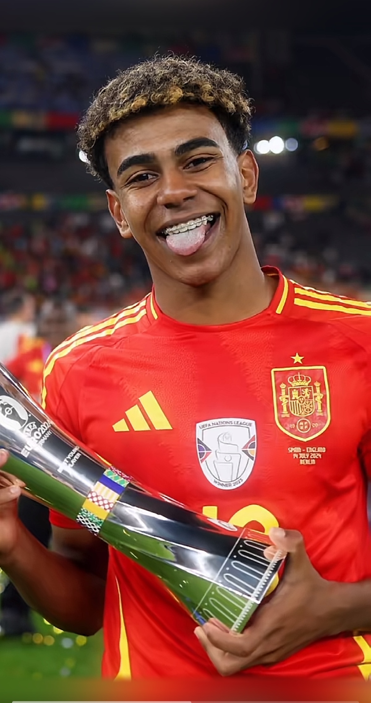 王洪泽这样的年轻人要多留在场上 不能过快犯规限制手脚（像王洪泽这样的新人应多在场，别因过早犯规束缚发挥）