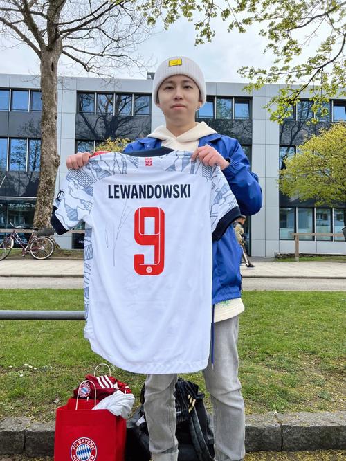 切尔西遭遇离奇伤病！帕尔默家中撞门伤及脚趾，出战成疑（切尔西再遇怪伤：帕尔默家中撞门致趾伤，出战成疑）